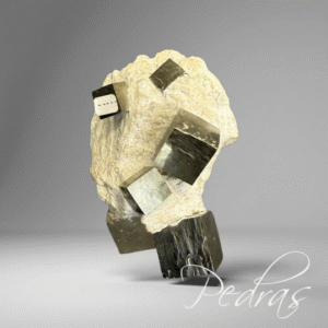 Piritas em cubos sobre ganga